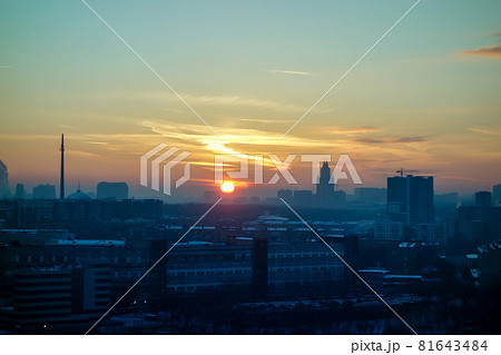 寒い冬のモスクワの街並みと沈みゆく夕日 寒い冬のモスクワの街並みと沈みゆく夕日 81643484