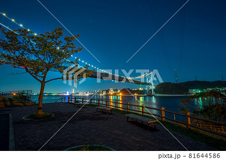 関門海峡と関門橋の美しい夜の眺め 81644586