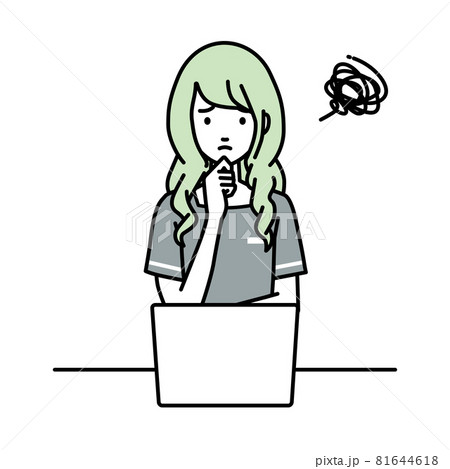 デスクで座ってPCを開いて困っているエステ店員の女性 デスクで座ってPCを開いて困っているエステ店員の女性 81644618