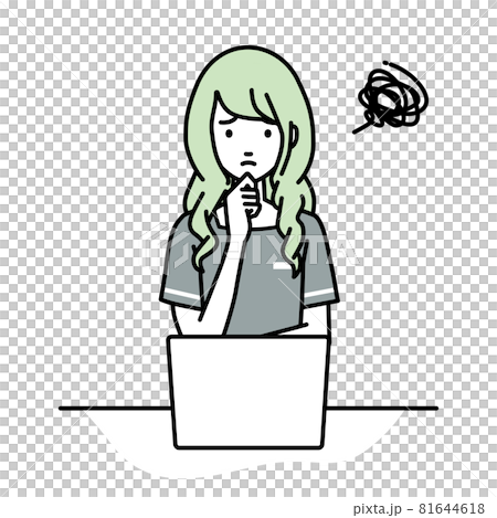 デスクで座ってPCを開いて困っているエステ店員の女性 デスクで座ってPCを開いて困っているエステ店員の女性 81644618