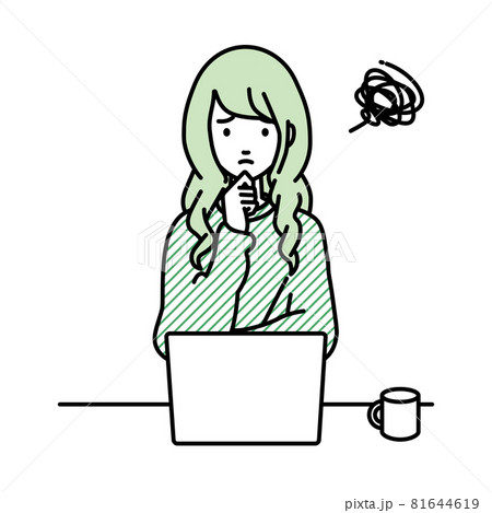 デスクで座ってPCを開いて困っているリモートワークの女性 81644619