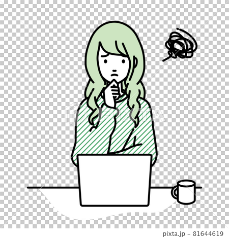 デスクで座ってPCを開いて困っているリモートワークの女性 81644619