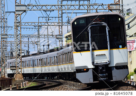 山を下る奈良線の通勤電車 81645078