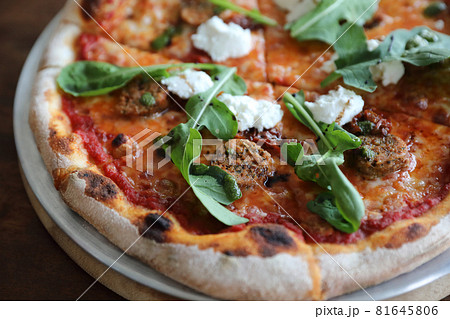Italian Sausage and rocket salad pizza on wood background 81645806