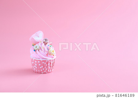 cupcake isolated in pink background 81646189