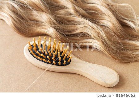 Blond wavy hair and care comb brush Blond wavy hair and care comb brush 81646662