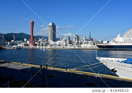 青空の元でクルーズ船と神戸港の景色 青空の元でクルーズ船と神戸港の景色 81646810