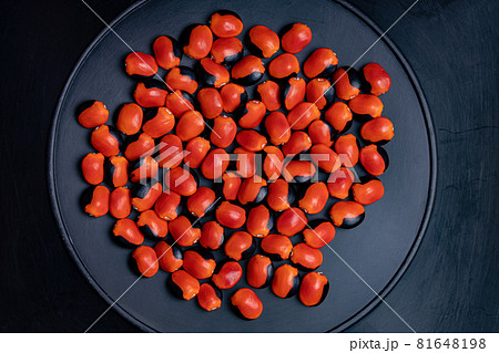 Some red seeds 81648198