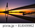 夜前のリフレクションのある橋の風景 81649962