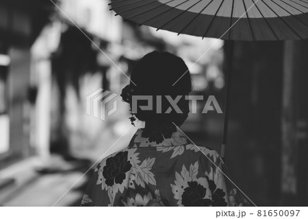 金沢 ひがし茶屋街と着物姿の女性 81650097