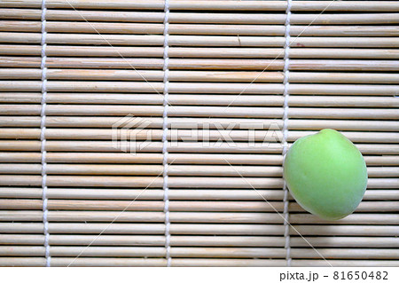 真上から見た梅の実 81650482