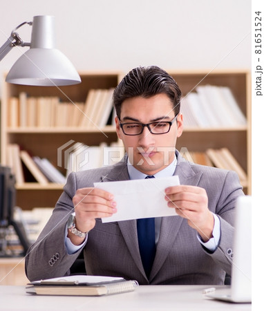 Businessman receiving letter in the office 81651524