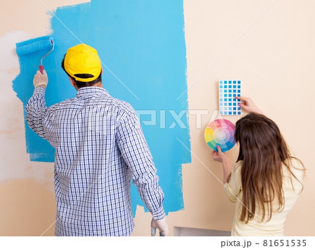 Husband and wife doing renovation at home Husband and wife doing renovation at home 81651535