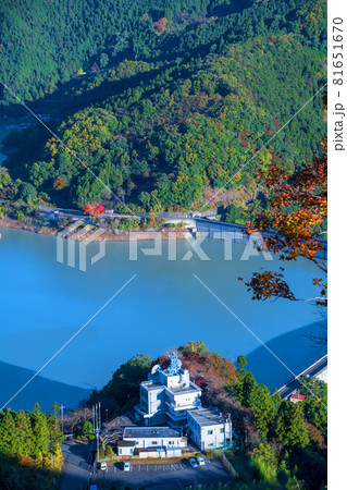 城峯公園　展望台からの景色　神流湖　秋の風景　紅葉の季節　　 81651670