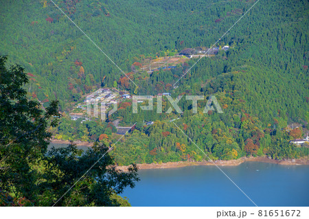 城峯公園　展望台からの景色　神流湖　秋の風景　紅葉の季節　　 81651672