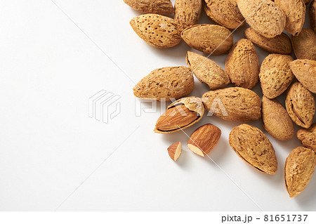 アーモンドの実を白背景で 81651737