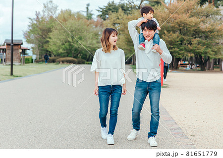 公園を歩く家族・ファミリー 公園を歩く家族・ファミリー 81651779
