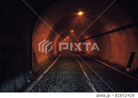 怖い雰囲気のトンネル 81652426