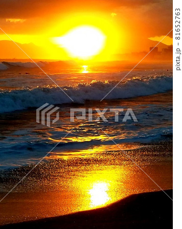 神奈川県茅ケ崎市の茅ヶ崎海岸から眺める台風一過の夕陽【9月】 神奈川県茅ケ崎市の茅ヶ崎海岸から眺める台風一過の夕陽【9月】 81652763