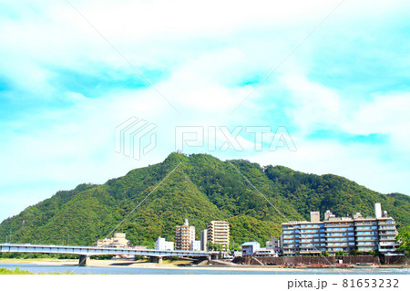 長良川温泉と金華山、岐阜城の風景 81653232