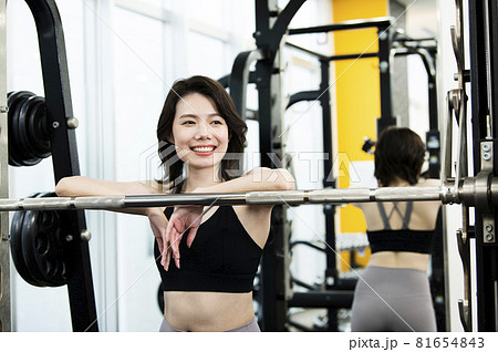 女性　トレーニング　スポーツジム　バーベル　笑顔 81654843