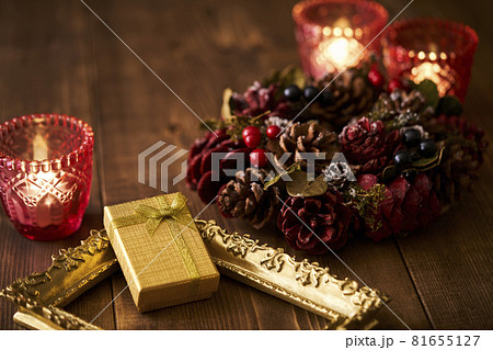 クリスマスプレゼントとキャンドルのイメージ クリスマスプレゼントとキャンドルのイメージ 81655127