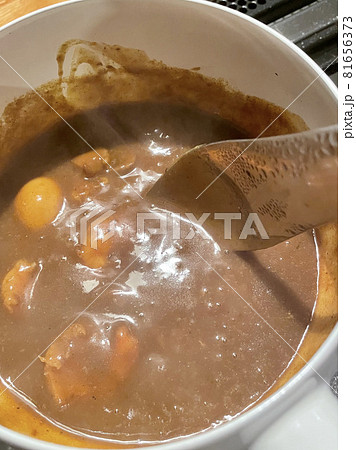 琺瑯の小鍋で温めているルーカレー 琺瑯の小鍋で温めているルーカレー 81656373