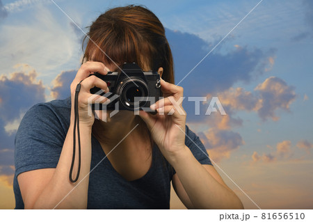 holding dslr camera professional photographer woman taking picture sky background holding dslr camera professional photographer woman taking picture sky background 81656510