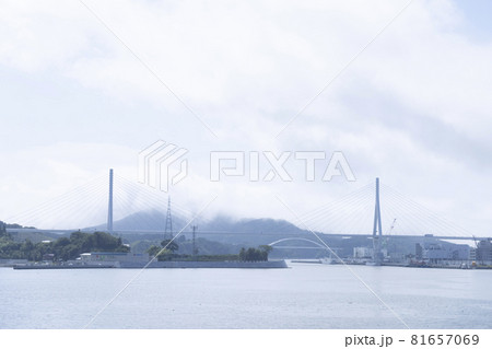 気仙沼港　気仙沼湾　船　海　海面　山と海と大橋 81657069