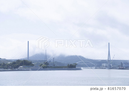 気仙沼港　気仙沼湾　船　海　海面　山と海と大橋 81657070
