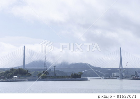 気仙沼港　気仙沼湾　船　海　海面　山と海と大橋 81657071