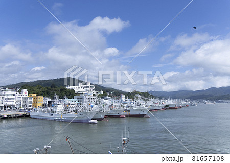 気仙沼港　気仙沼湾　船　海　海面　山と海と船 81657108