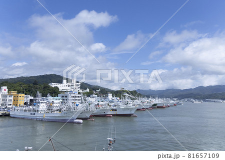 気仙沼港　気仙沼湾　船　海　海面　山と海と船 81657109