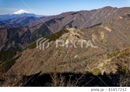 冬の三ノ塔から見る富士山と丹沢表尾根 冬の三ノ塔から見る富士山と丹沢表尾根 81657232