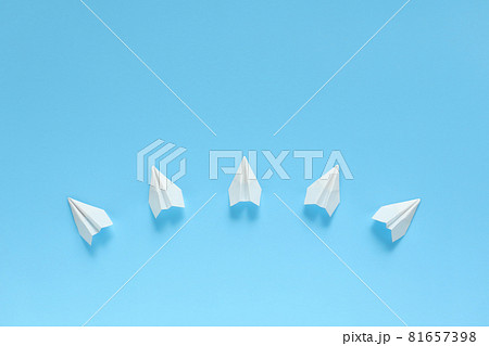 それぞれの進路に分かれて進む紙飛行機 3　5機	 81657398