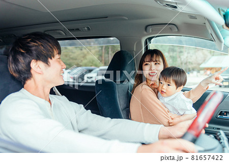 ドライブ・車に乗る家族(笑顔) ドライブ・車に乗る家族(笑顔) 81657422
