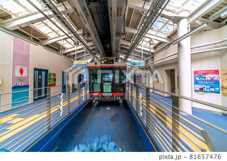日本の鎌倉都市景観　湘南モノレールなどを望む（湘南モノレール大船駅） 81657476