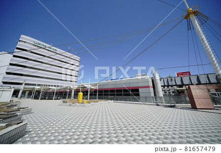 日本の鎌倉都市景観　湘南モノレール大船駅前などを望む 81657479