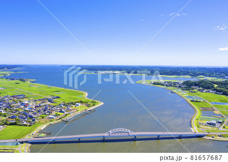 茨城県の北浦と鹿行大橋を俯瞰撮影 81657687