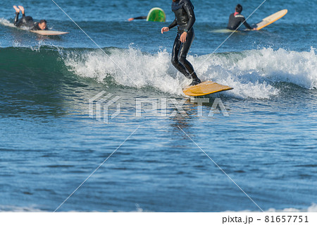 【強風吹き荒れる春の嵐の中のサーフィン】 81657751