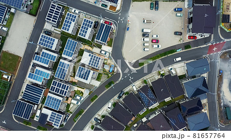 ソーラーパネルの設置された住宅地　空撮 81657764
