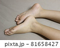 子供の足1 81658427