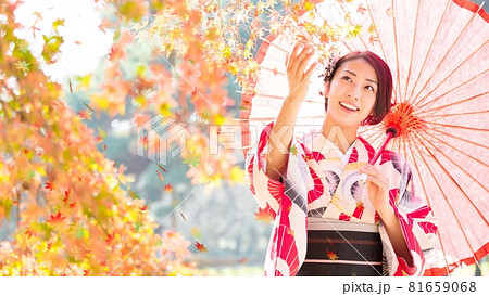 着物を着た女性　紅葉 81659068