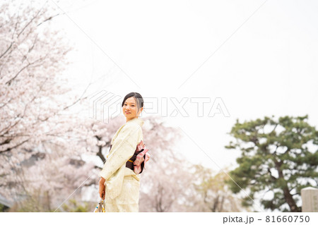 公園を散歩する女性 81660750