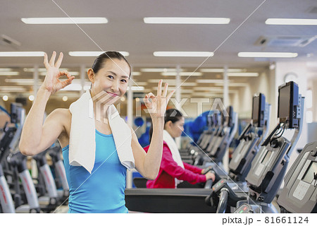 フィットネスジムで運動する女性 OKサイン フィットネスジムで運動する女性 OKサイン 81661124