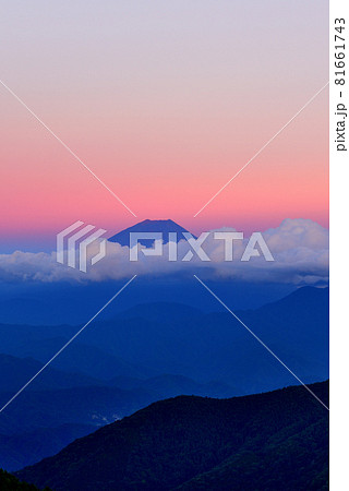 櫛形山から望む富士山の夕景 櫛形山から望む富士山の夕景 81661743