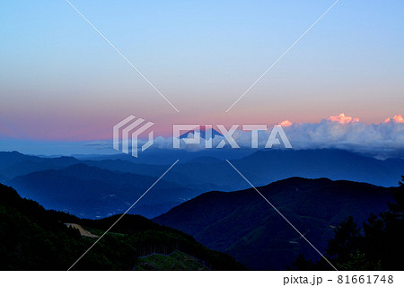 櫛形山から望む富士山の夕景 櫛形山から望む富士山の夕景 81661748