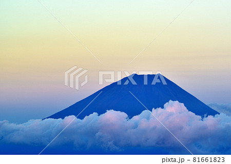 櫛形山から望む富士山の夕景 櫛形山から望む富士山の夕景 81661823