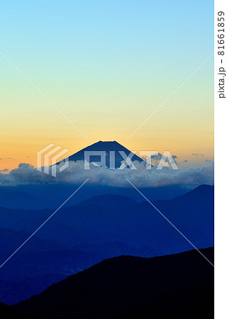 櫛形山から望む富士山の夕景 櫛形山から望む富士山の夕景 81661859