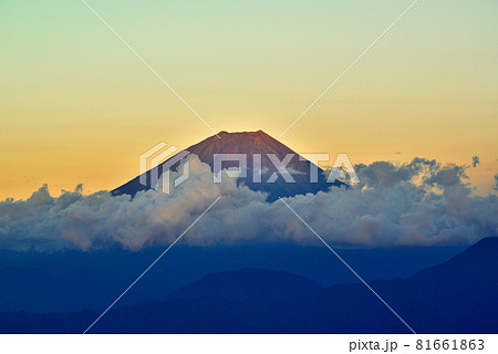 櫛形山から望む富士山の夕景 櫛形山から望む富士山の夕景 81661863